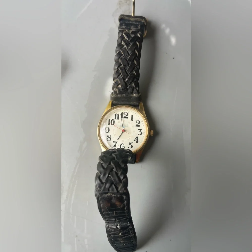 Watch Collectors -5 Different style watch’s (see photos ) $7.00 for all